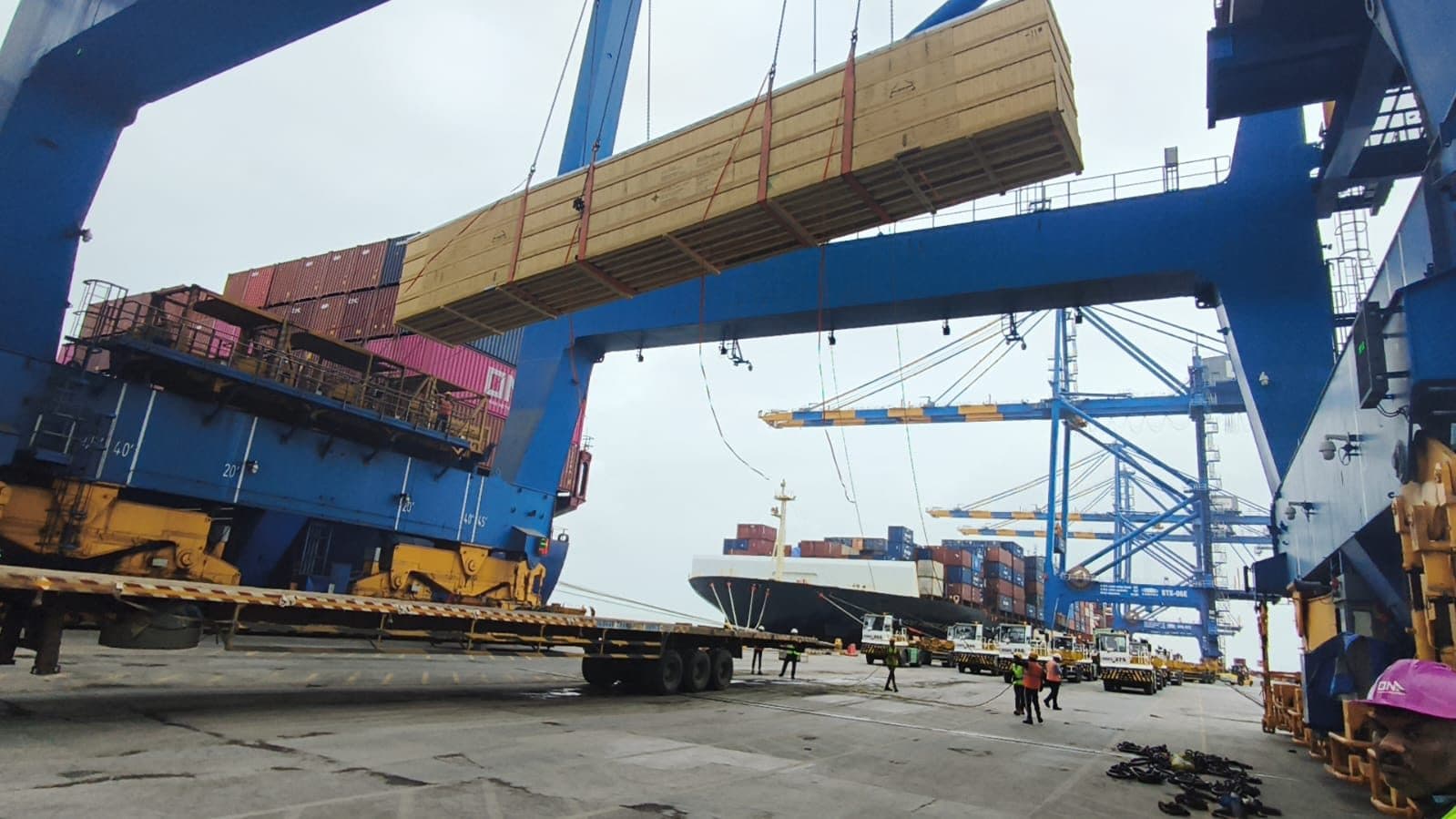 Breakbulk cargo loading attendance at Mundra, photograph 4
