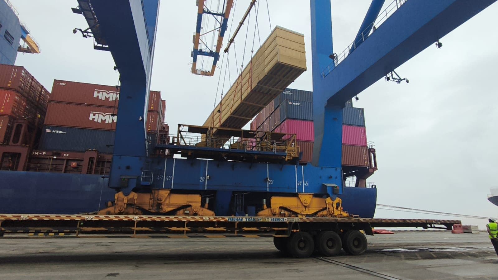 Breakbulk cargo loading attendance at Mundra, photograph 5
